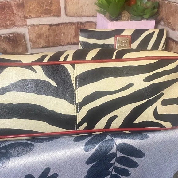 Dooney & Bourke Black & Cream Zebra Print Shoulder Bag with wallet & coin pouch - Picture 9 of 11